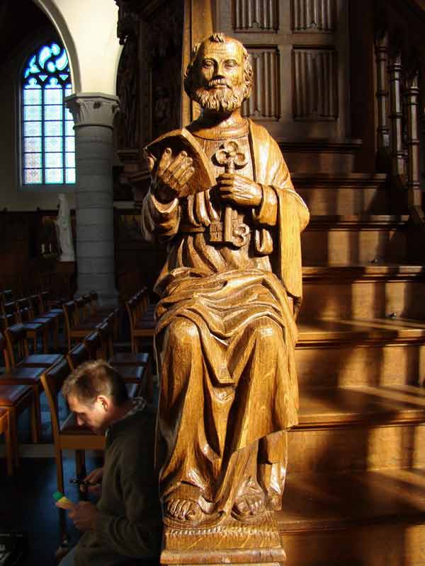 La reconstruction de la statue st. Pierre